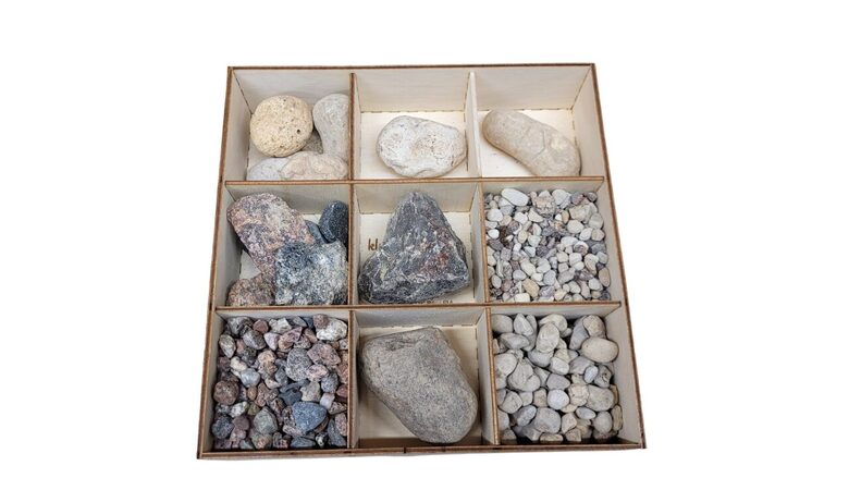 Vidējais akmeņu komplekts rokdarbiem.