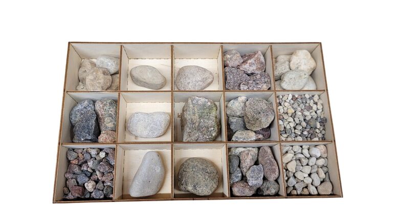 Didelis akmenų rinkinys rankdarbiams.