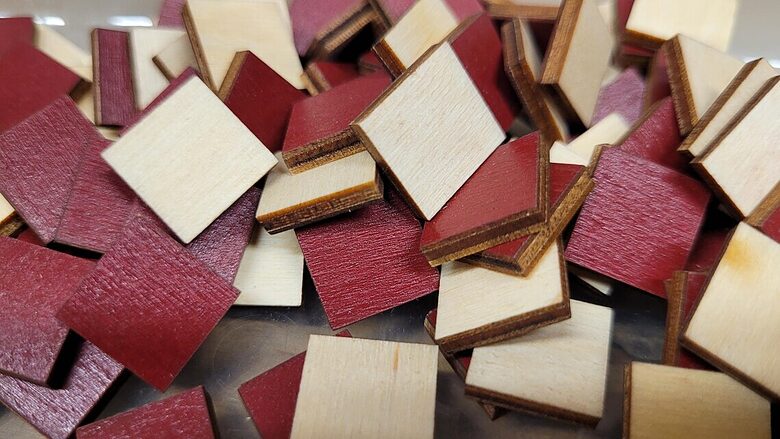 Carrés en bois bordeaux pour pixel art | 100 pièces | 14x14x3 mm