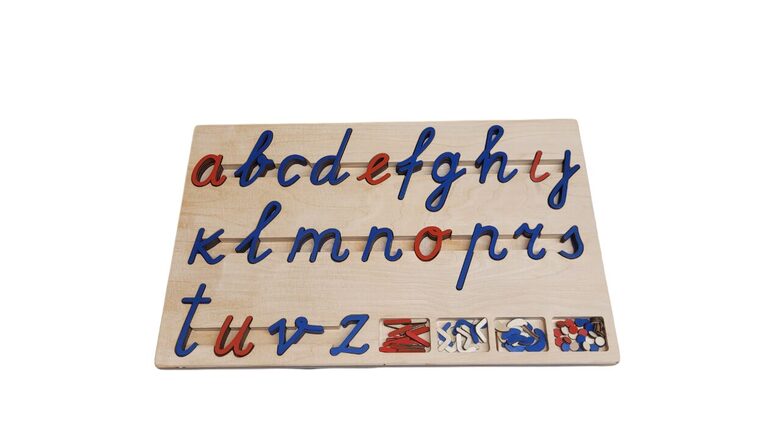 Mazie rakstītie koka burti ar paliktni